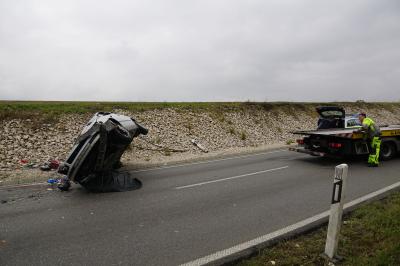 PKW ueberschlagen, schwerer Verkehrsunfall auf der B313 bei Tischardt